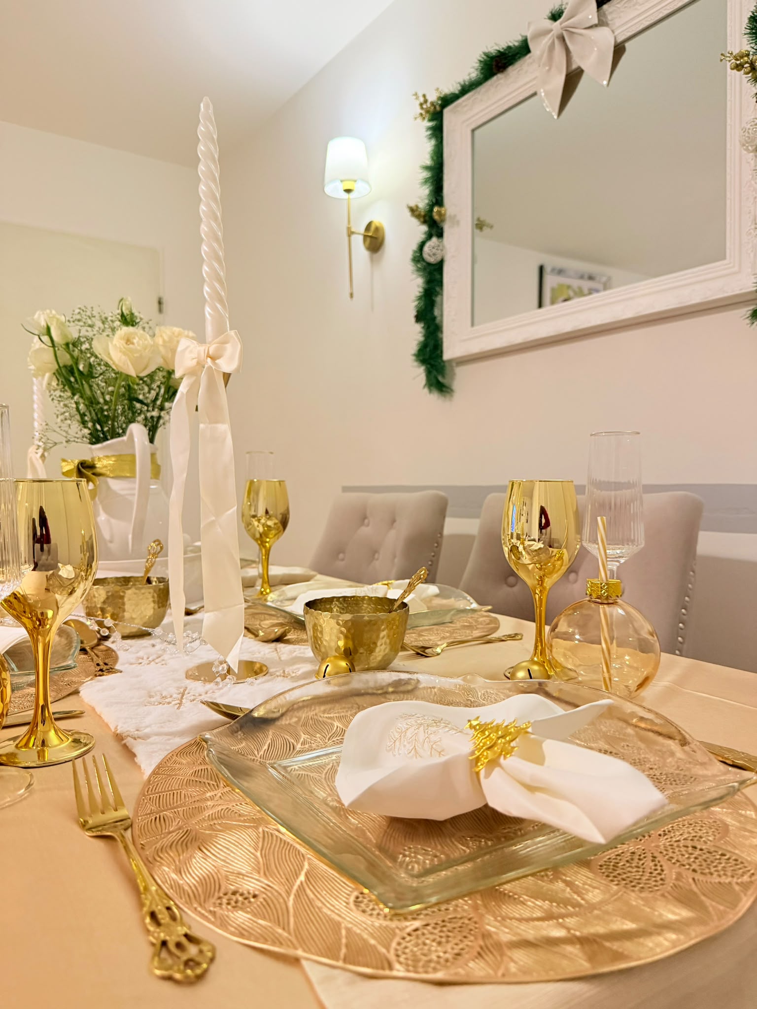 Une table de dîner en blanc et or, dressée par Welhom.