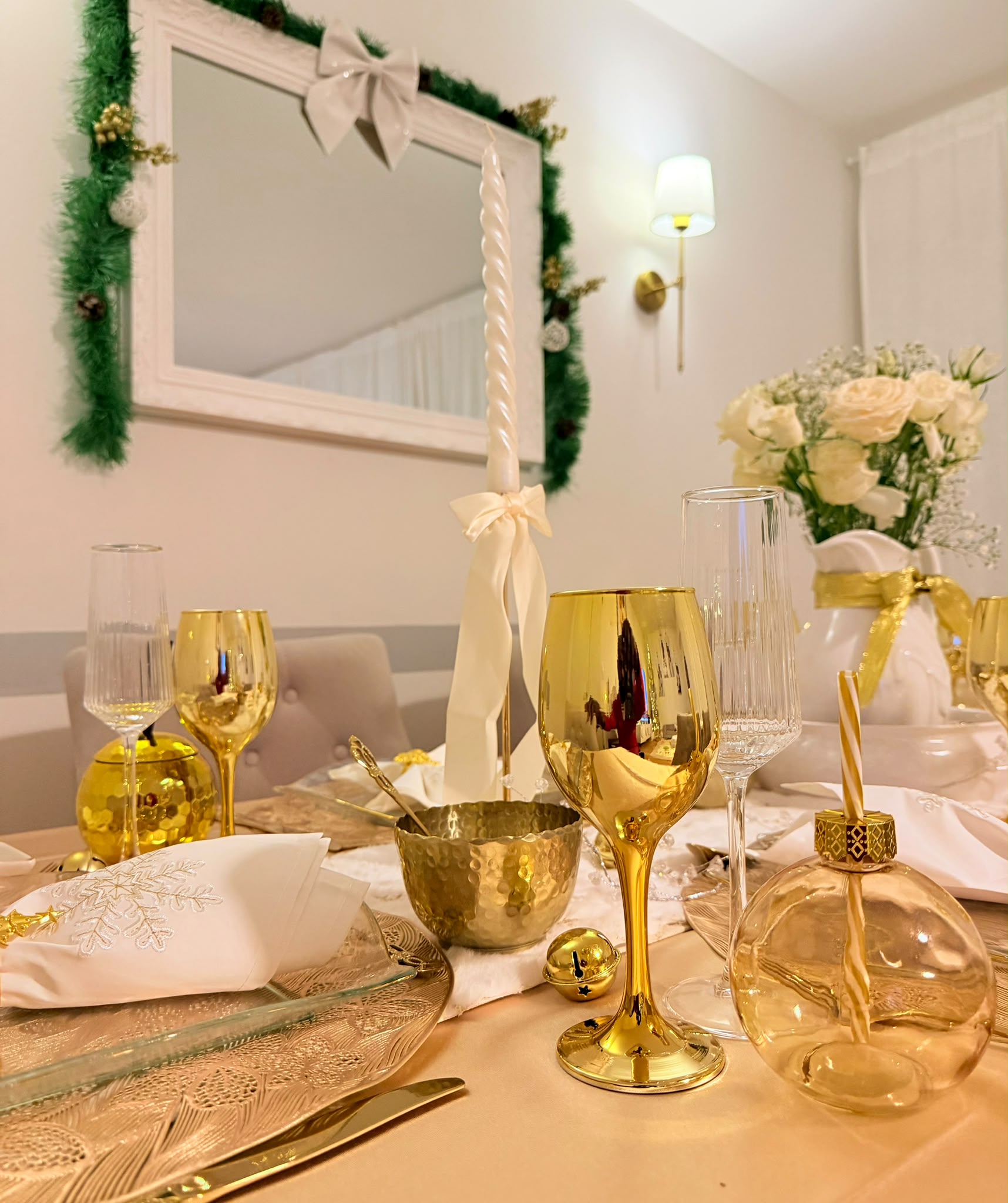 Un intérieur décoré par Welhom, dans des tons dorés.