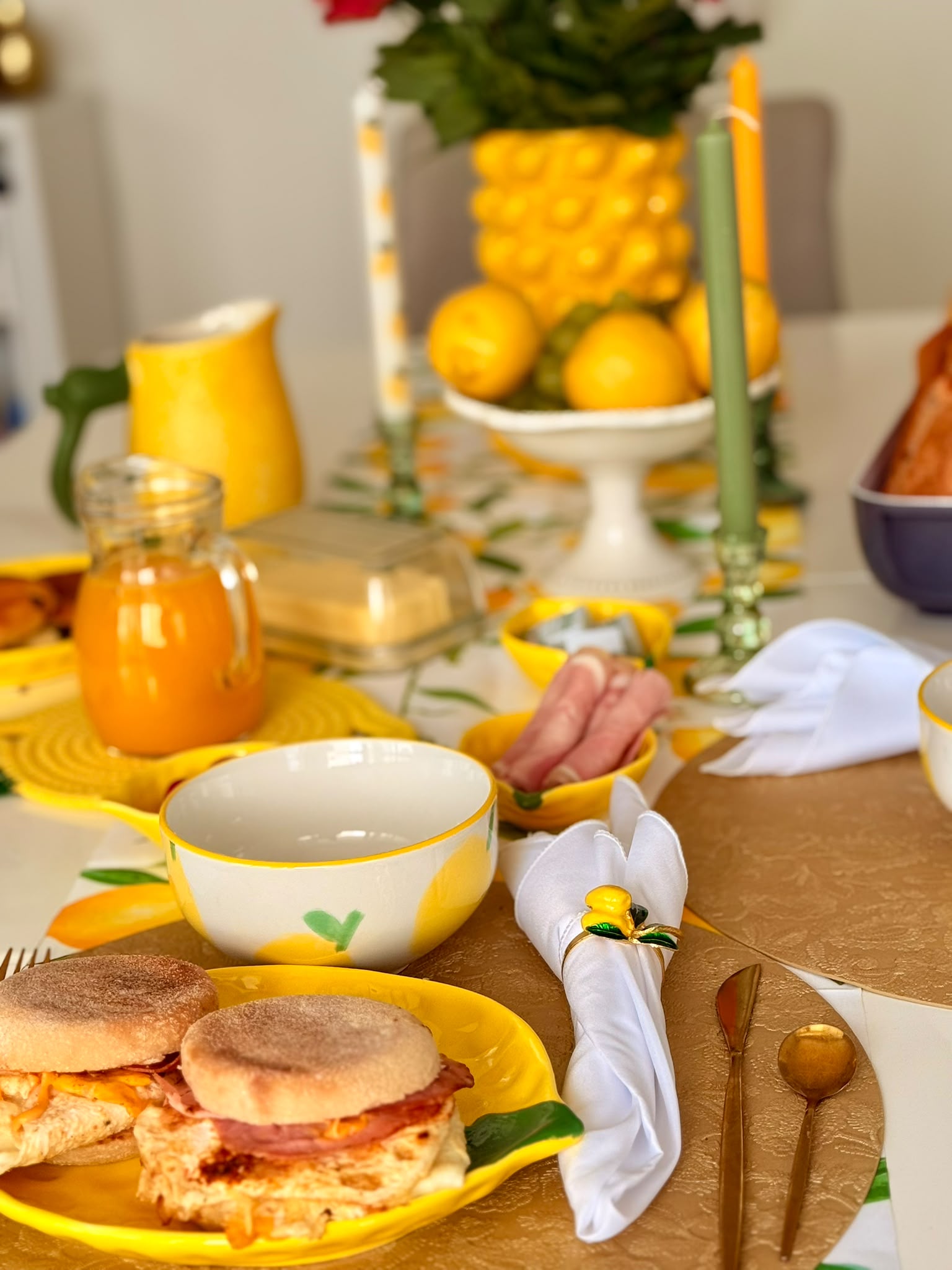 Une table de brunch en jaune et agrumes, dressée par Welhom.