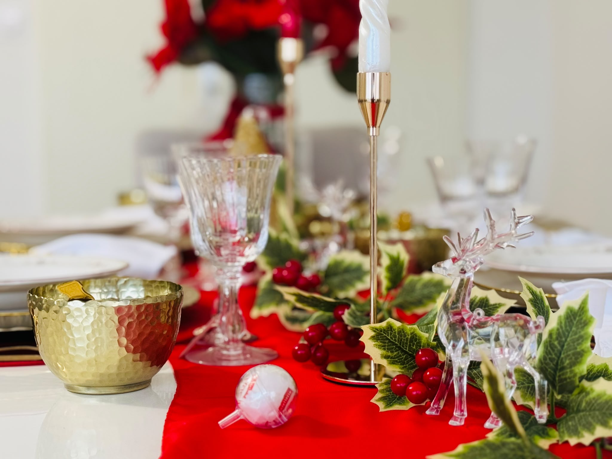 Une table de réception dressée par Welhom, en rouge et or.